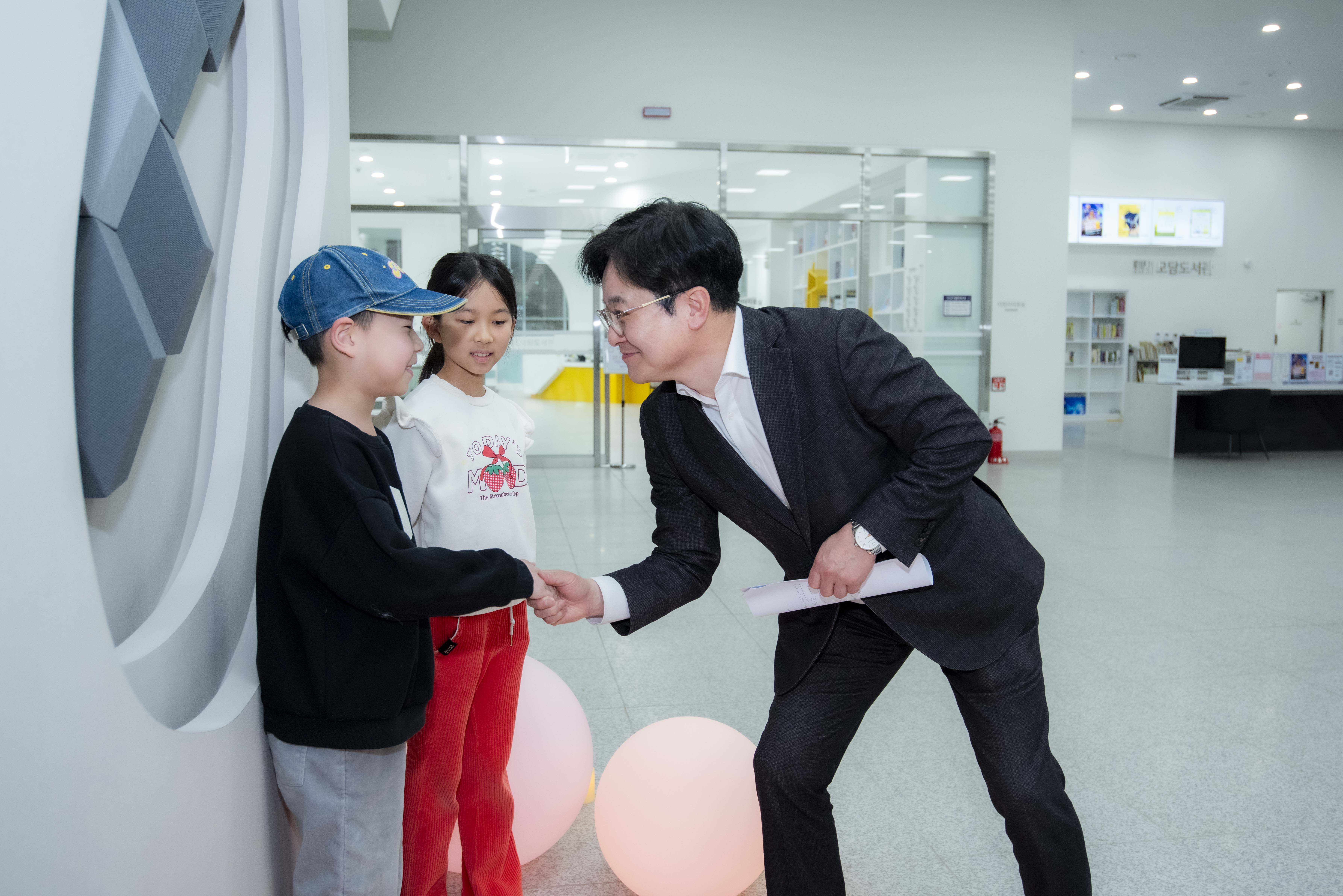 김병수 김포시장, 김포만화도서관·모담도서관 현장행정… ‘책의 도시 김포’로 이미지 3