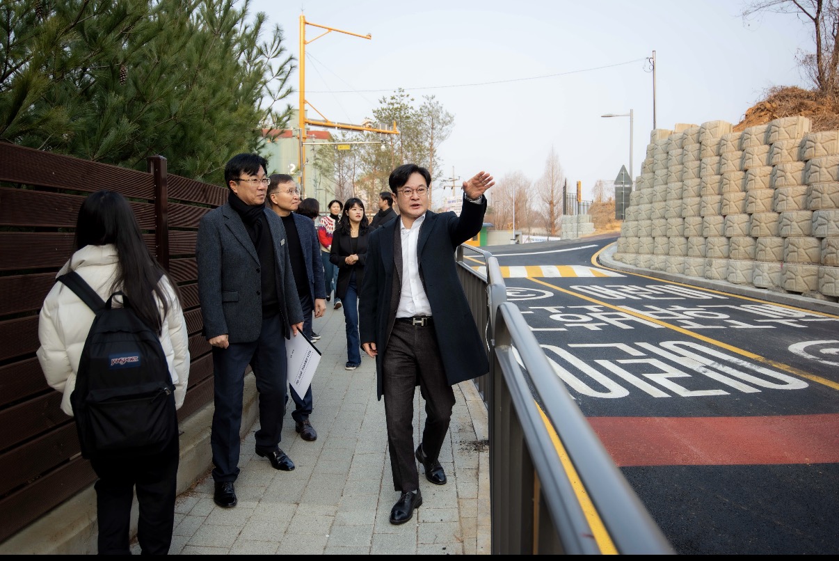 김병수 시장, 모담초·중학교 통학로 뚫었다…현장행정 또한번 결실 이미지 3