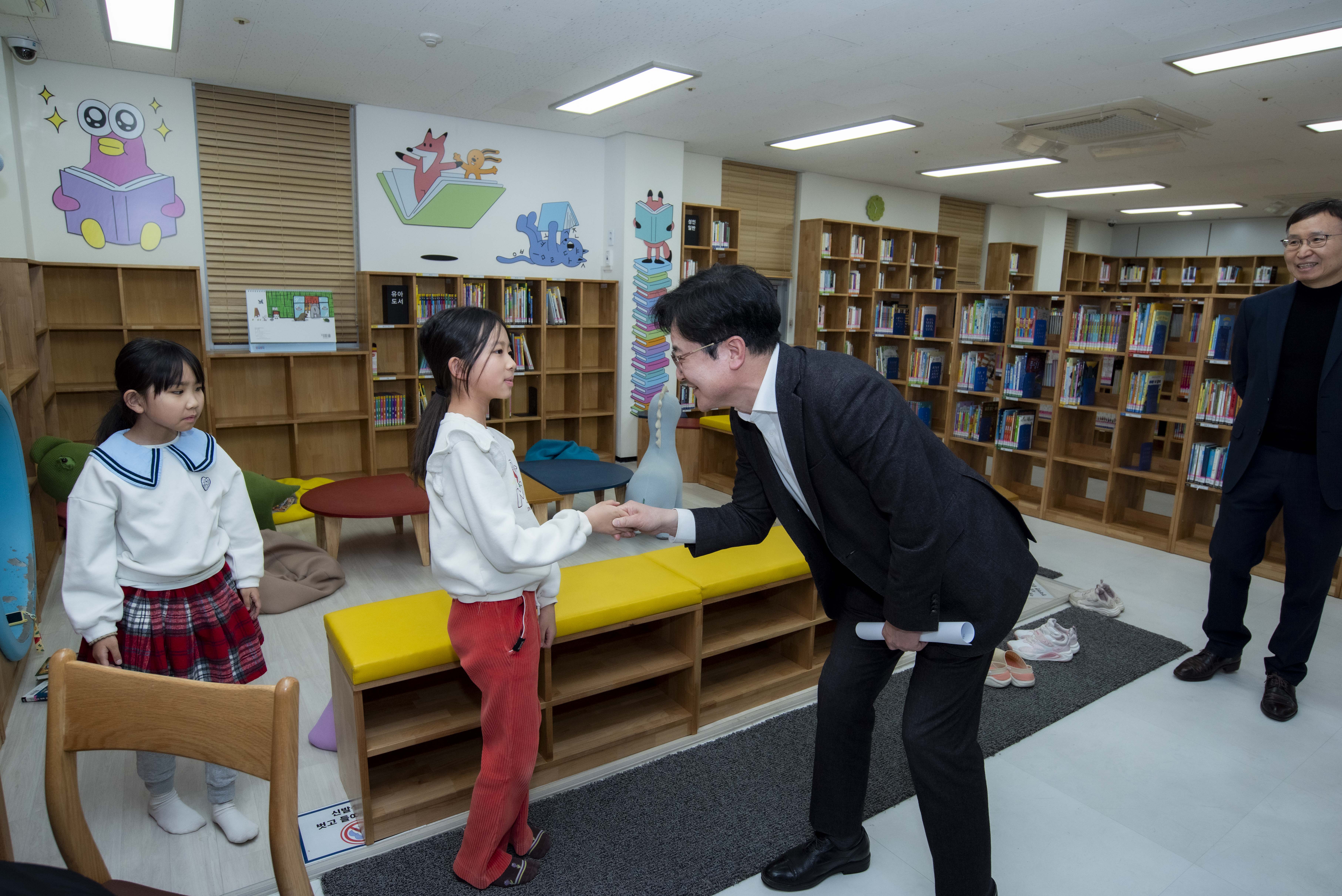 김병수 김포시장, 김포만화도서관·모담도서관 현장행정… ‘책의 도시 김포’로 이미지 5