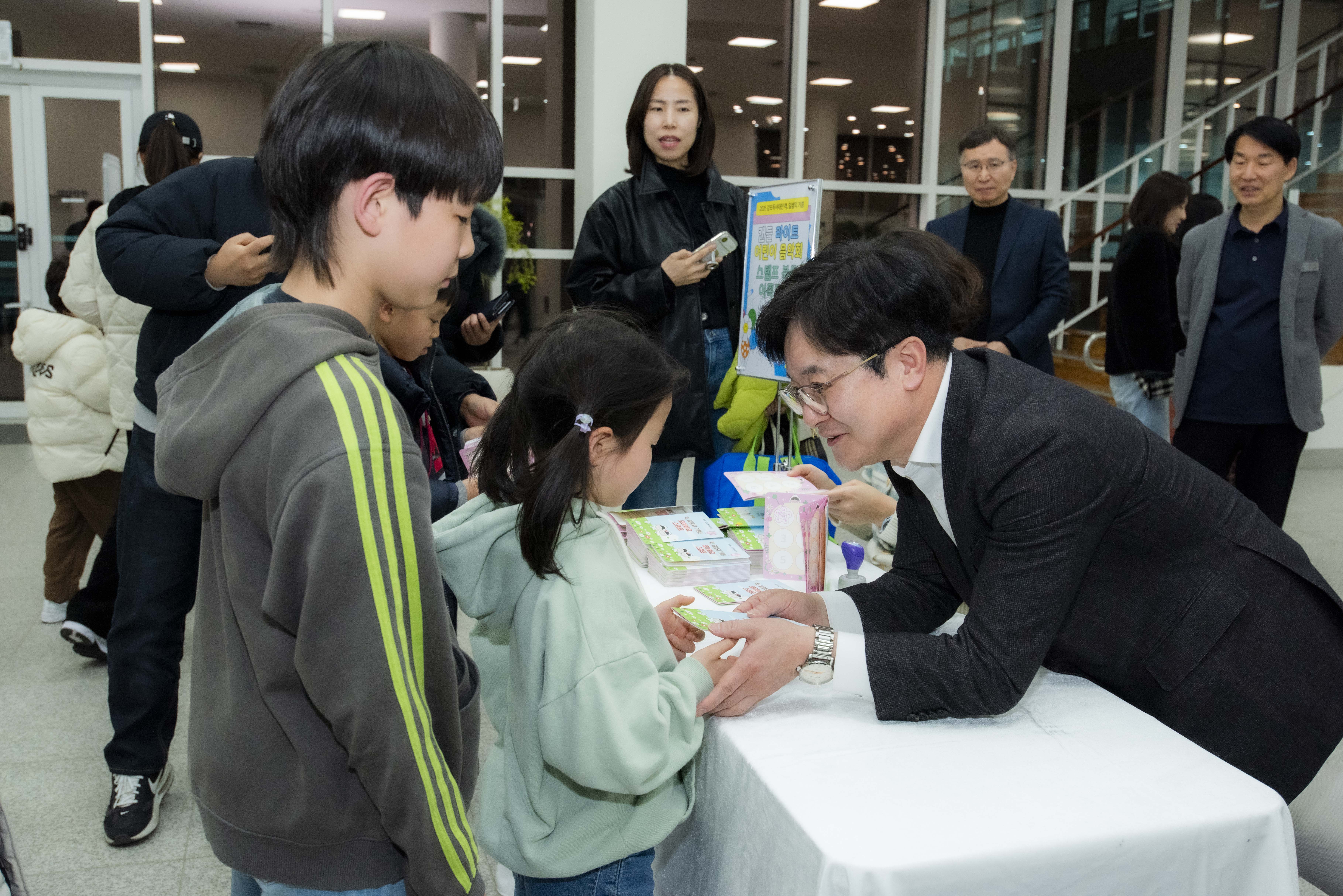 김병수 김포시장, 김포만화도서관·모담도서관 현장행정… ‘책의 도시 김포’로 이미지