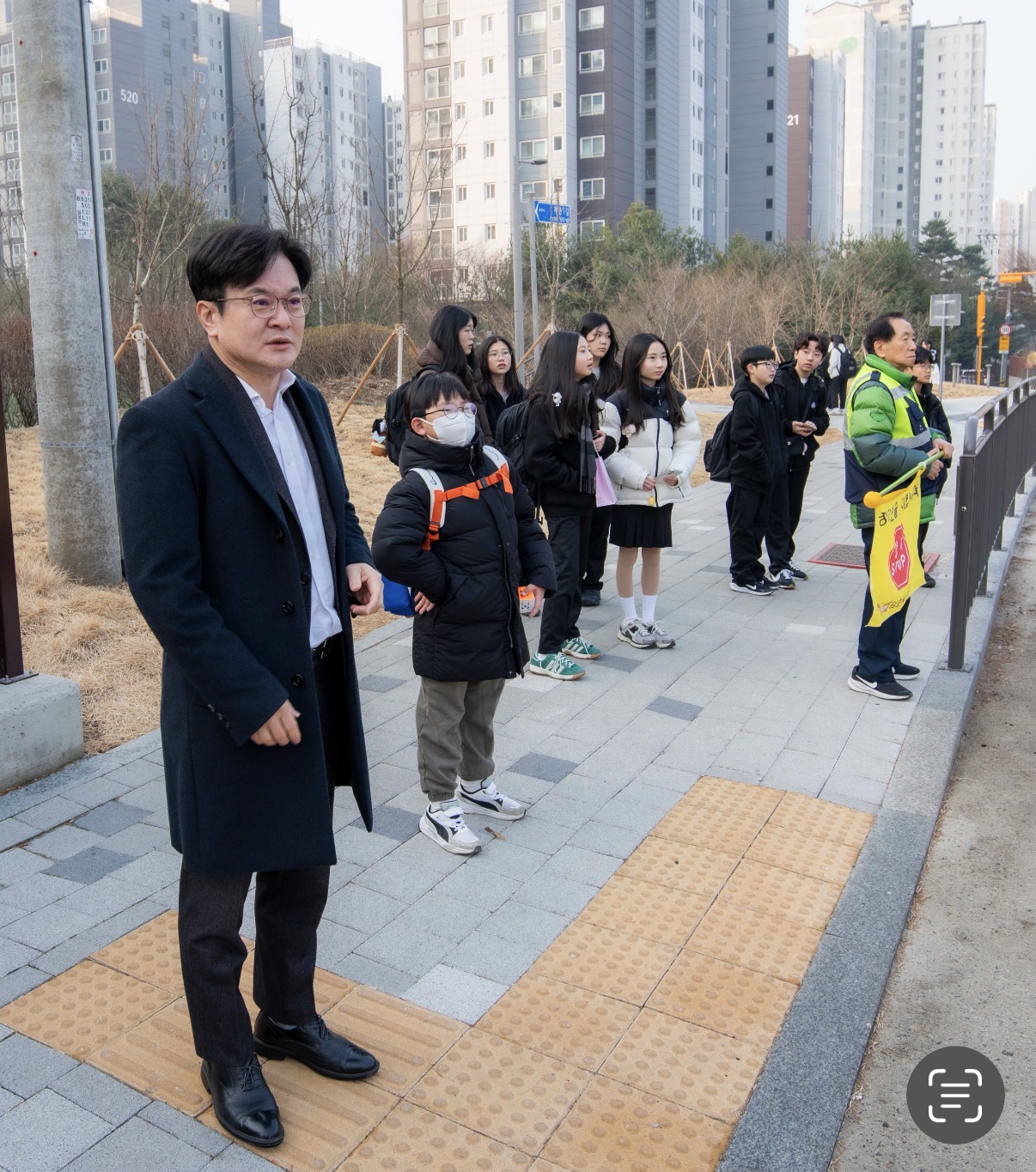 김병수 시장, 모담초·중학교 통학로 뚫었다…현장행정 또한번 결실 이미지 4