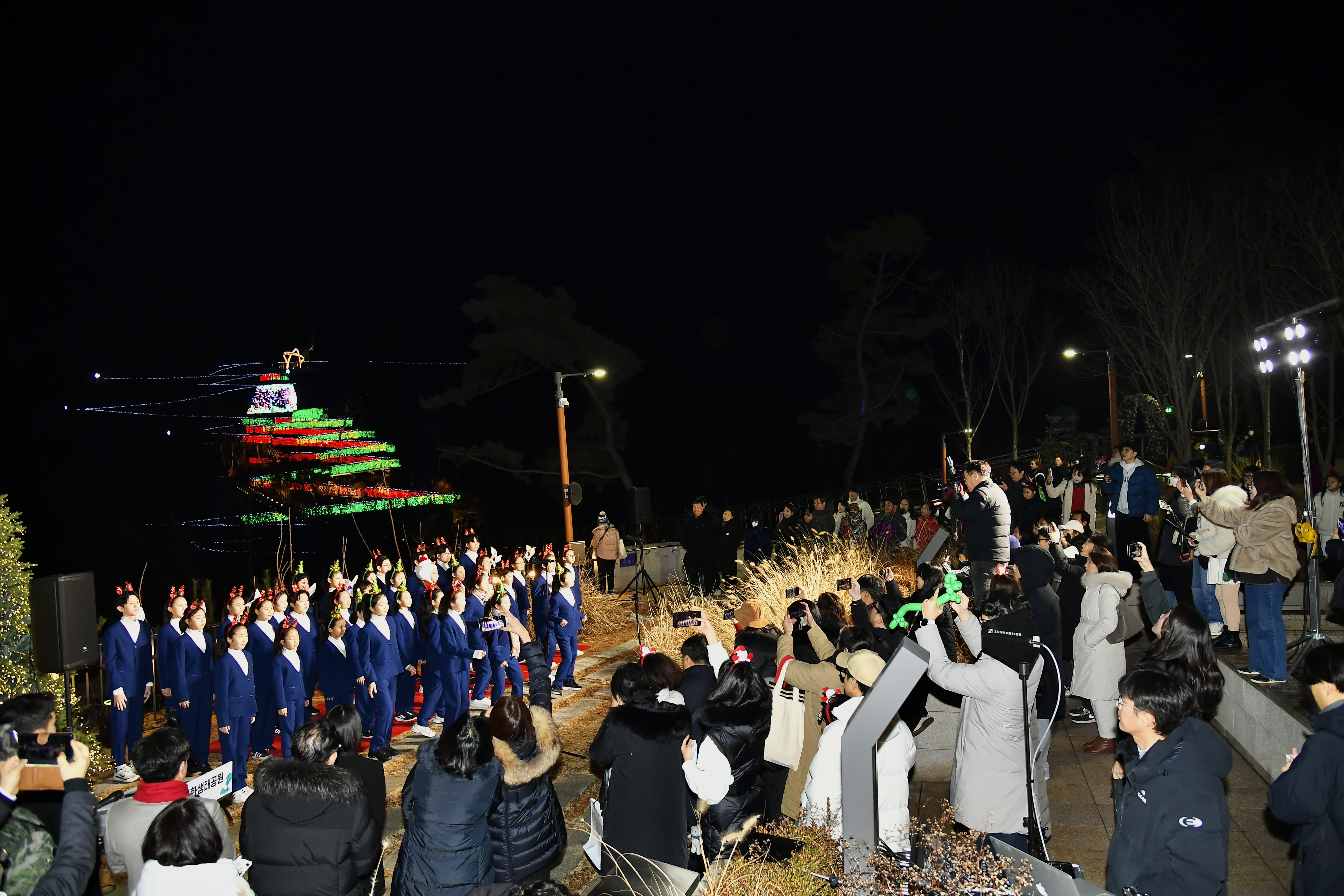 ‘3색 트리의 향연’ 애기봉평화생태공원, 새 크리스마스 명소 부상 이미지 4