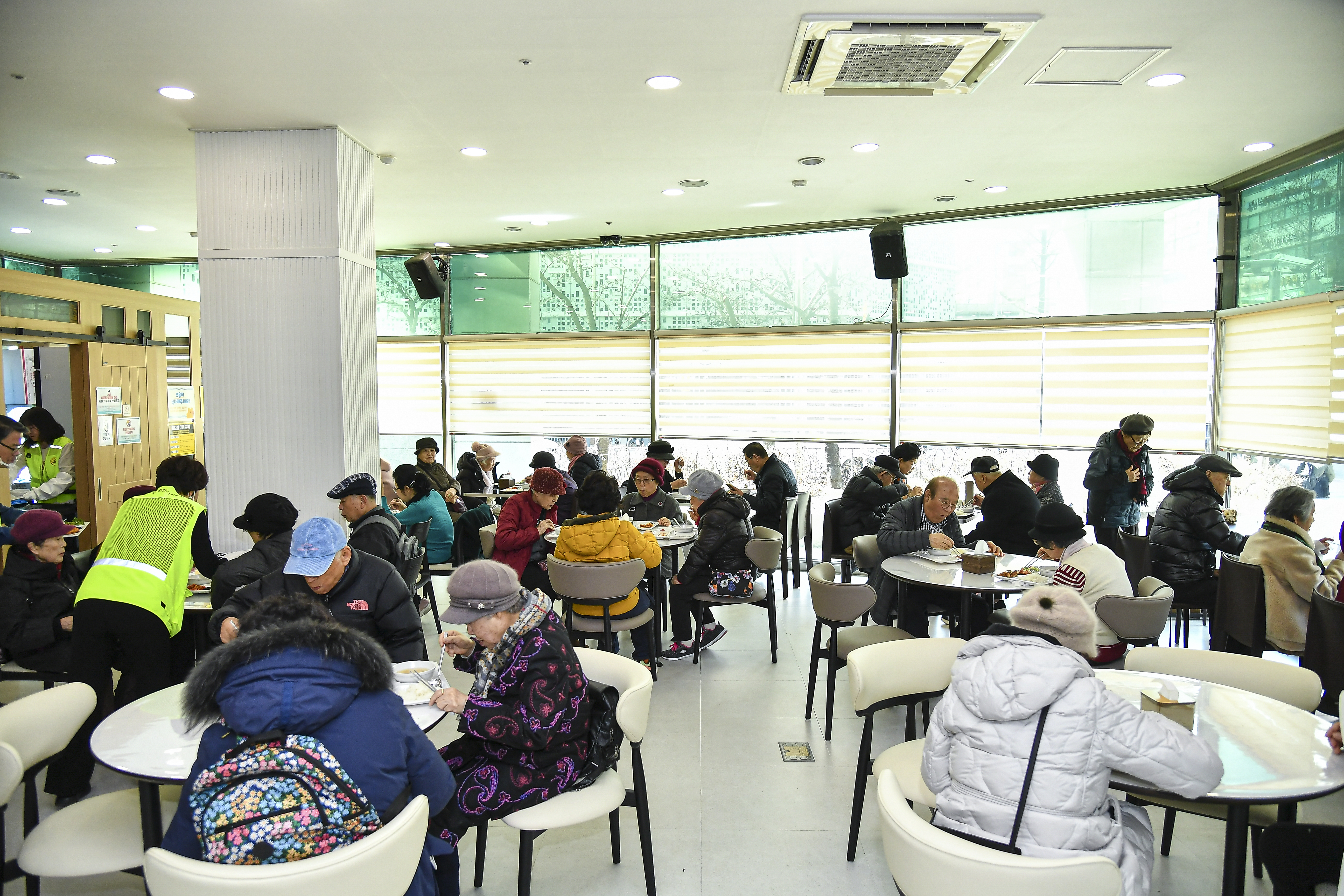 김병수 김포시장, 어르신 점심 직접 챙기며 ‘현장행정’ 시동 이미지 5