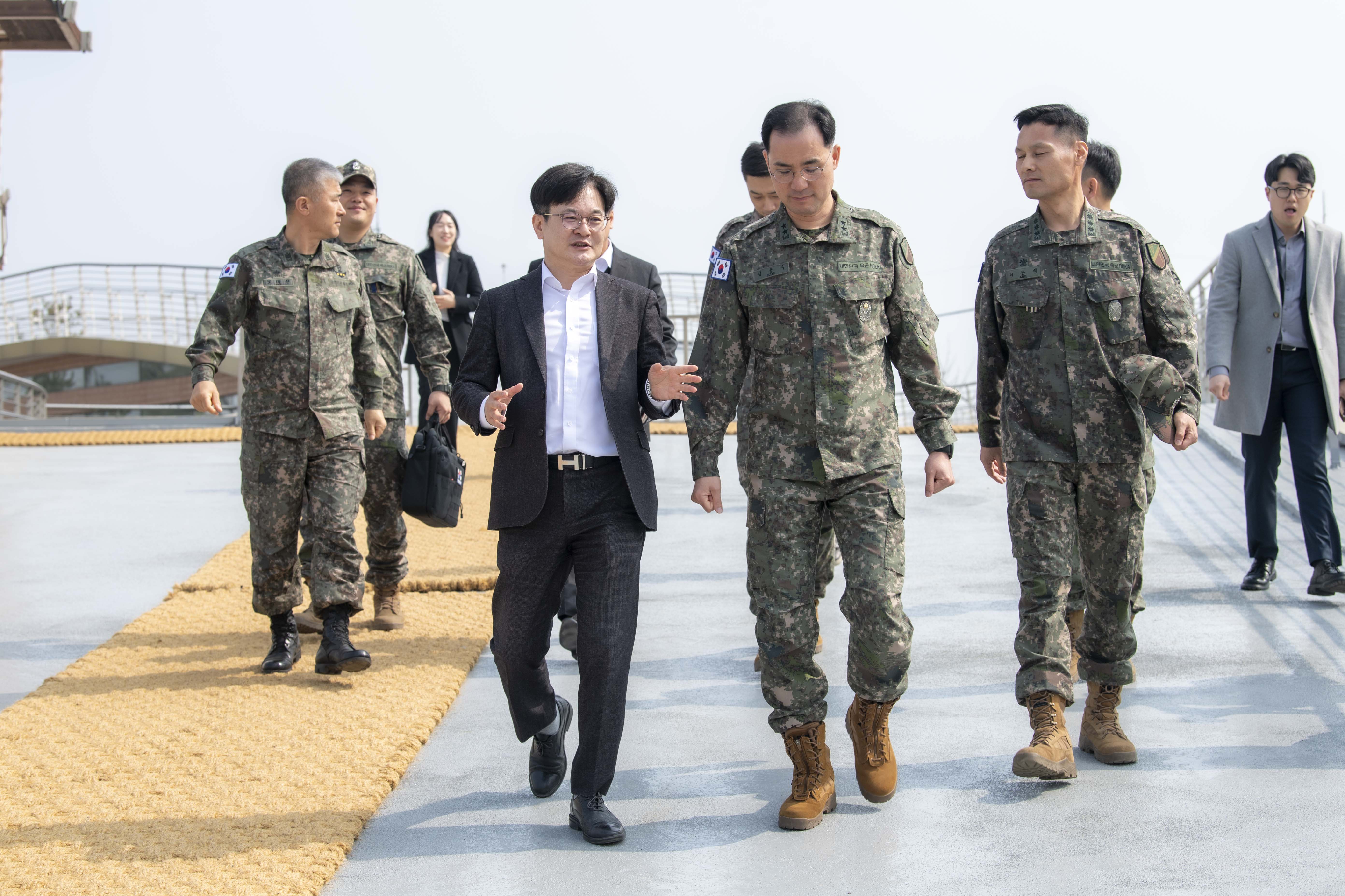 김포시, 신곡수중보~일산대교 철책 철거… 54년만에 한강 둔치 시민 품으로 이미지 3