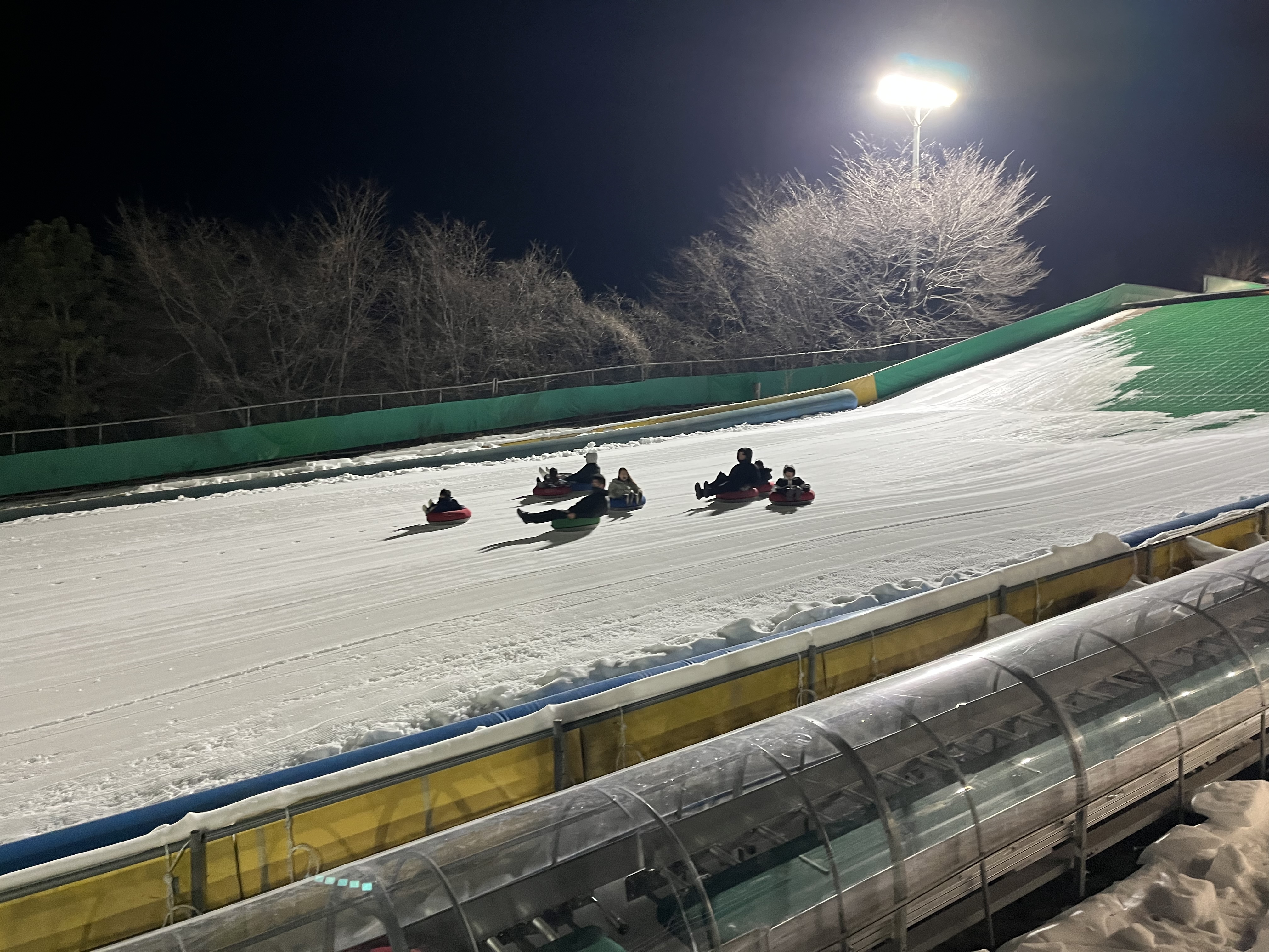 김포시, 겨울밤을 밝히는 ‘눈 내리는 은빛 썰매장’ 운영 이미지 2